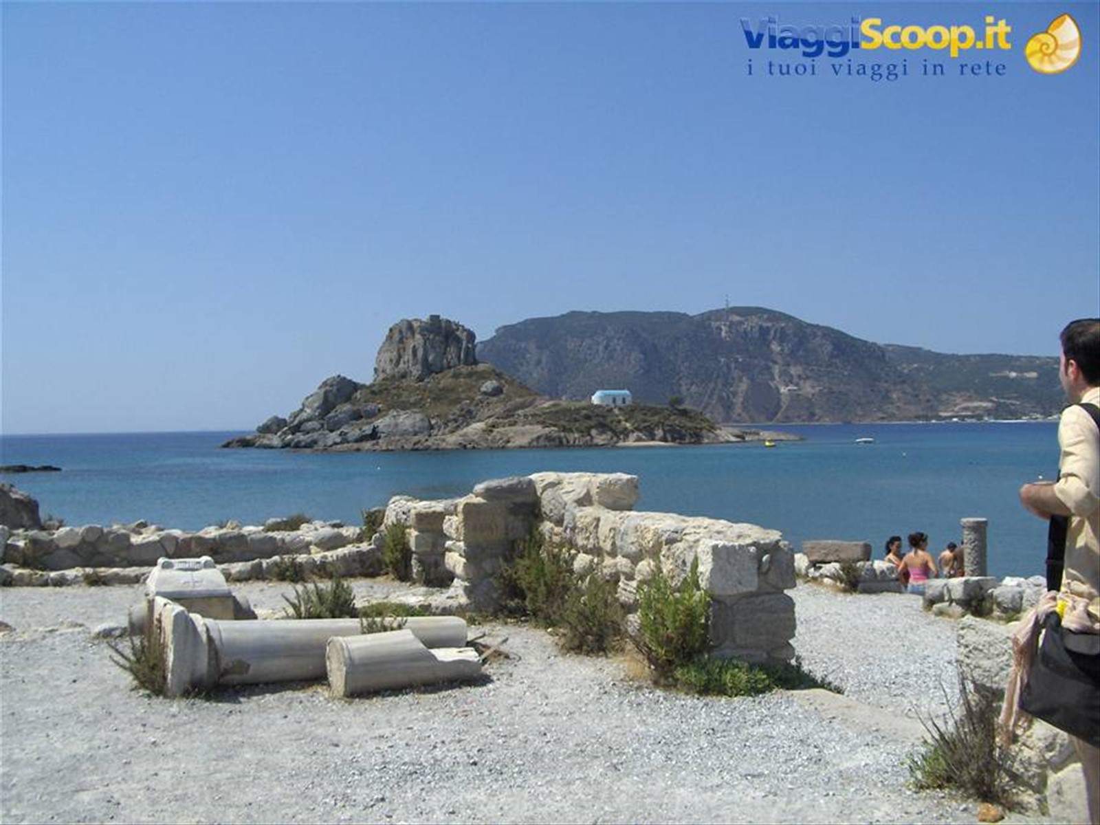 Aghios Nicolas,vista dalla spiaggia con le rovine