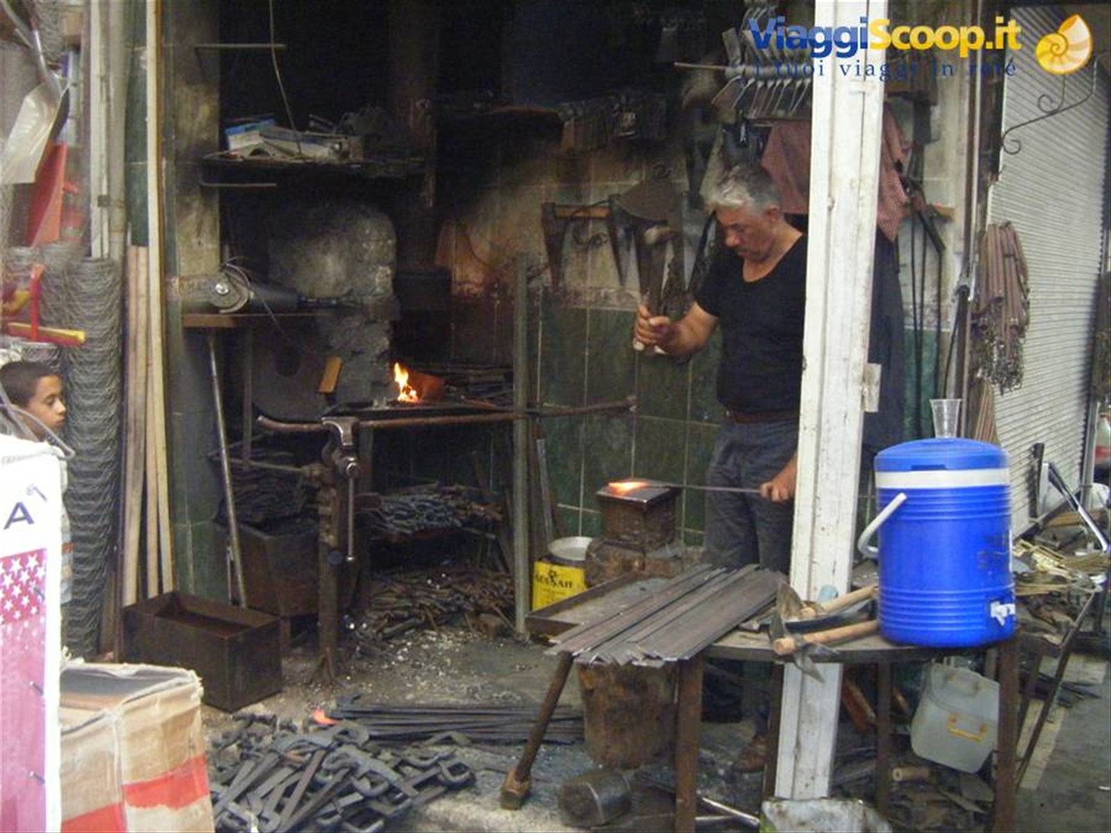 fabbro al lavoro... in pieno bazar