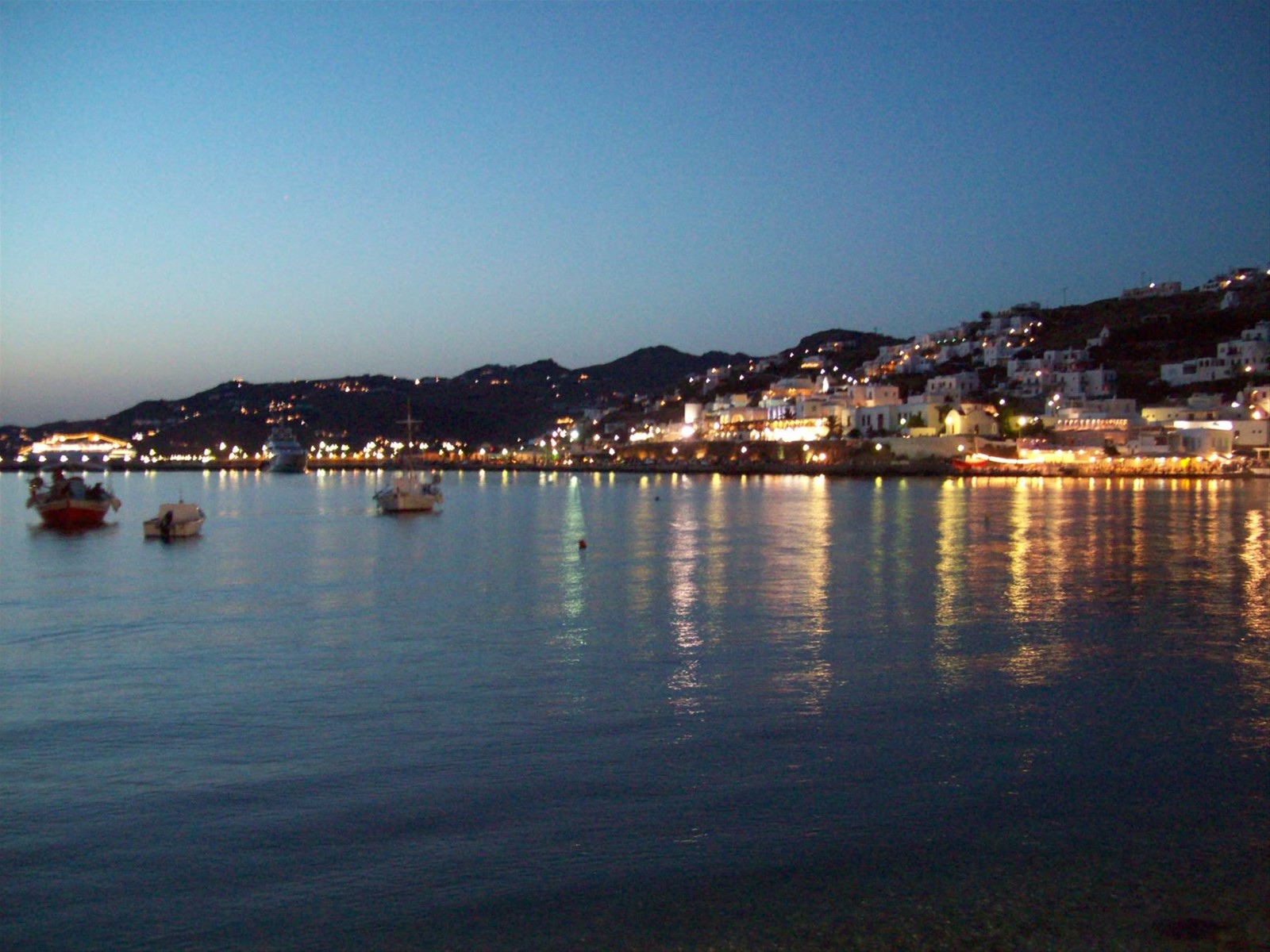 Mykonos di sera.. incantevole cornice e si risalpa per Atene..
